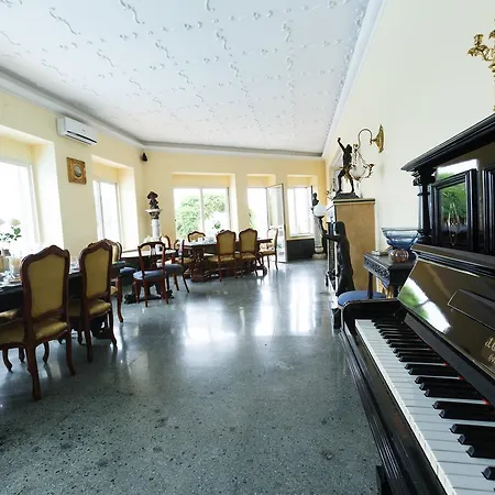 Emilia Villa